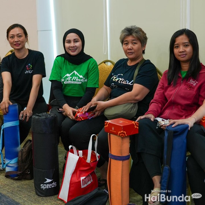 <p>Bunda-Bunda yang hadir terlihat sangat antusias, nih. Bahkan tak sedikit juga yang membawa yoga mat sendiri, lho. (Foto: Tim HaiBunda)</p>