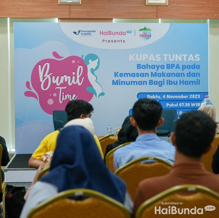 <p>Sebelum mengikuti kelas yoga bersama instruktur prenatal I Gusti Ayu Dwi Kristinawati AMd, SH, Bunda akan mengikuti<em> talkshow</em> terlebih dahulu. Dokter spesialis kebidanan dan kandungan, dr. Uning Marlina, MHSM, SpOG, akan menemani Bunda dan Ayah selama sesi ini. (Foto: Tim HaiBunda)</p>
