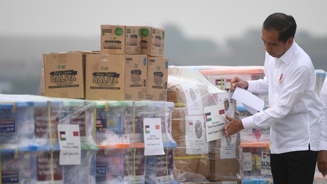 Bantuan berupa obat-obatan, perlengkapan rumah sakit hingga makanan dilepas Presiden Jokowi ke Palestina pada Senin (20/11).