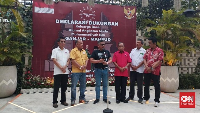 Sekjen PDIP Hasto Kristiyanto mengatakan Gibran Rakabuming Raka yang juga cawapres Prabowo bukan lagi anggota PDIP.