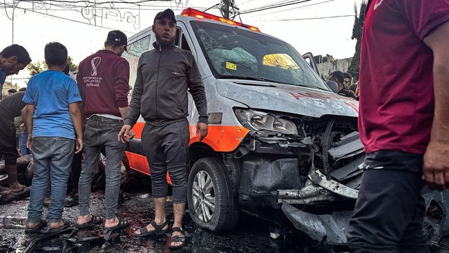 Israel mengaku bertanggung jawab atas serangan terhadap sebuah ambulans di luar Rumah Sakit Al-Shifa di Gaza City, Jumat (3/11).