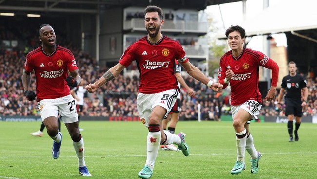 Manchester United menang dramatis 1-0 atas Fulham melalui gol Bruno Fernandes pada laga Liga Inggris pekan ke-11 di Stadion Craven Cottage, Sabtu (4/11).