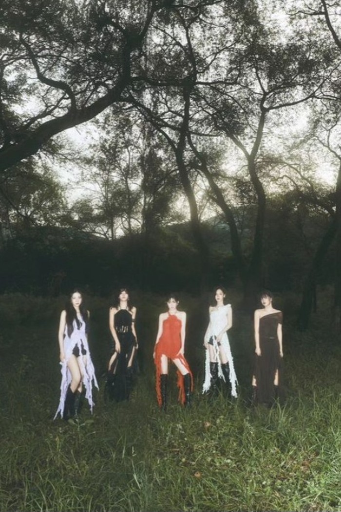 Tampil dengan tema berbeda, kesan misterius begitu terasa di teaser image Red Velvet kali ini. Pesona dan kecantikan semua anggotanya tidak terlewatkan. Wah, semakin tidak sabar menunggu kembalinya Red Velvet, ya/Foto: instagram.com/redvelvet.smtown