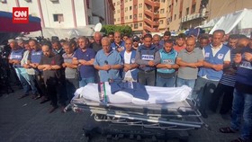 VIDEO: Tahlil dan Haru Warga Gaza Salati Jurnalis Korban Bom Israel