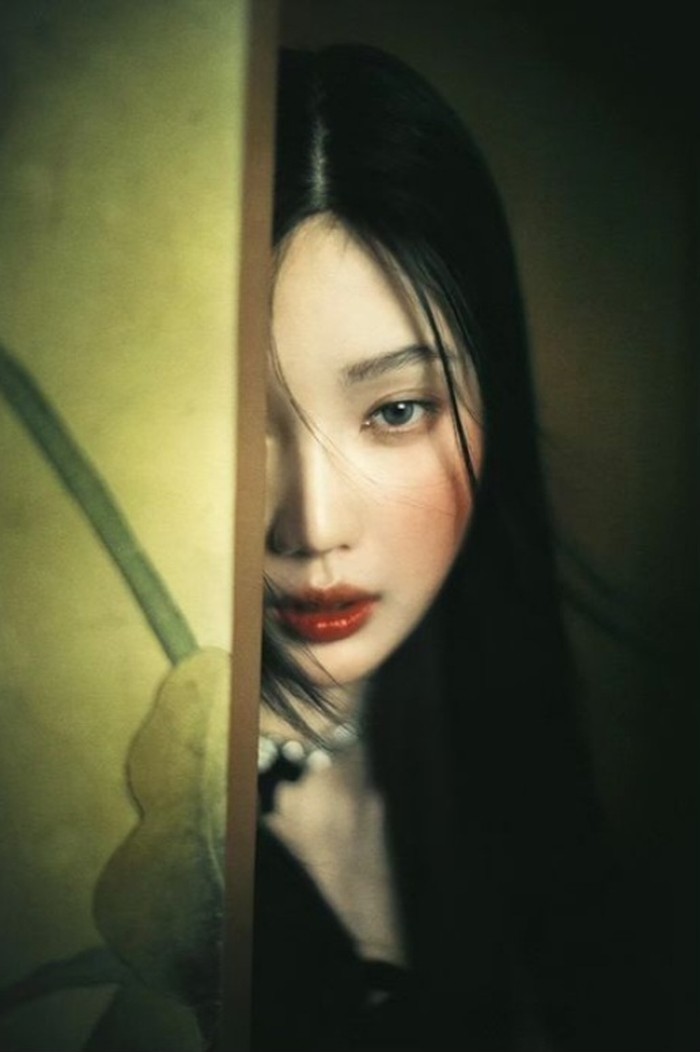 Tidak kalah cantik dan misterius, Joy tampil dengan makeup bold. Tatapan sayu dan kesan vintage menyatu, memberikan hasil foto yang mempesona/Foto: instagram.com/redvelvet.smtown