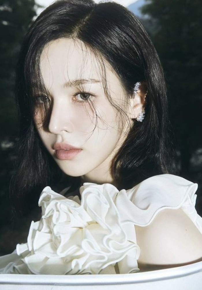 Wendi tampil dengan dress putih yang anggun. Makeup dan tatapan tegasnya, membuat kharisma perempuan bernama Song Seung-wan ini semakin terpancar/Foto: instagram.com/redvelvet.smtown