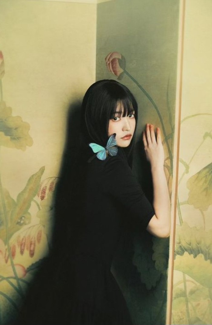 Yeri tampil cantik dengan membawa simbol kupu-kupu. Kesan misterius begitu terlihat dari tatapannya. Namun, ia tetap terlihat imut dengan rambut lurus dan poni menutupi dahi/Foto: instagram.com/redvelvet.smtown