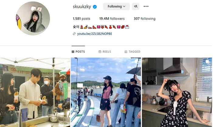 Aktris cantik yang baru-baru ini comeback melalui drama Doona! juga punya username yang nggak kalah gemes. Pasalnya, apabila huruf k dihapus pada usernamenya akan membentuk nama suuzy. Terkesan simple tapi lucu, ya!/Foto: instagram.com/skuukzky
