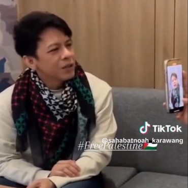 Bela Palestina, 7 Potret Ariel NOAH  Tampil Pakai Scarf Keffiyeh Lambang Perlawanan