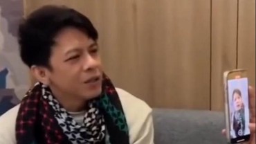 img-title Bela Palestina, 7 Potret Ariel NOAH Tampil Pakai Scarf Keffiyeh Lambang Perlawanan