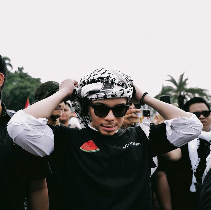 <p>Dalam aksi ini, tampak pula suami Aurel Hermansyah, Atta Halilintar. Atta mengenakan kain sorban hitam putih di kepala dan kaus hitam dengan gambar semangka. (Foto: Instagram @attahalilintar)</p>