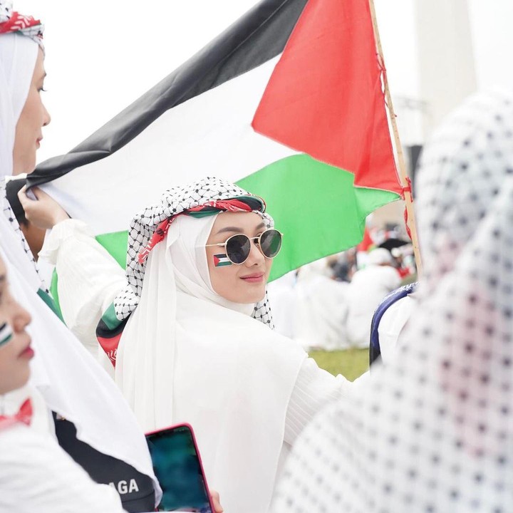 <p>Artis cantik Dinda Hauw juga ikut ambil bagian dalam aksi bela Palestina di Monas. Ia datang bersama beberapa sahabat lainnya. Melalui unggahan di Instagram, Bunda dua anak ini menuliskan dukungan untuk kebebasan Palestina. "From the River to the Sea, Palestine will be free," tulis Dinda. (Foto: Instaram @dindahw)</p>