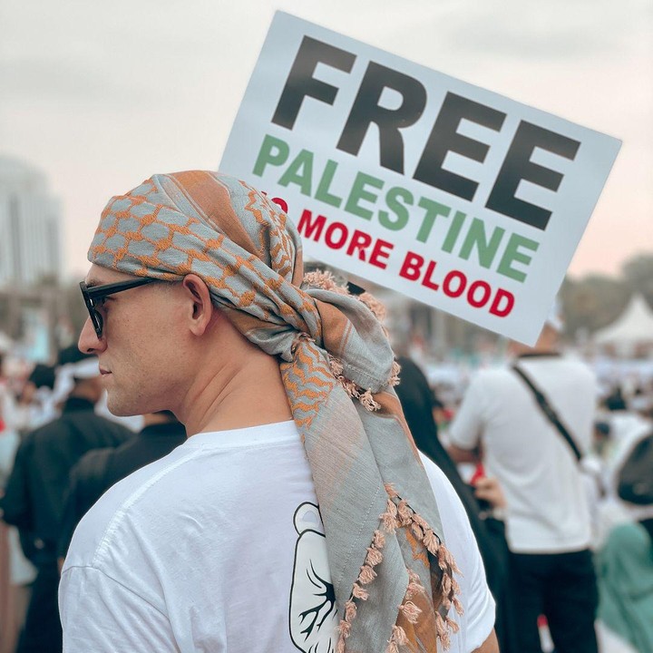 <p>Indra Bruggman menjadi juga menjadi salah satu aktor yang datang ke Monas. Indra mengunggah potret saat dirinya mengenakan kain sorban di kepala dengan poster bertuliskan "Free Palestine No More Blood." (Foto: Instagram @indrabruggman)</p>