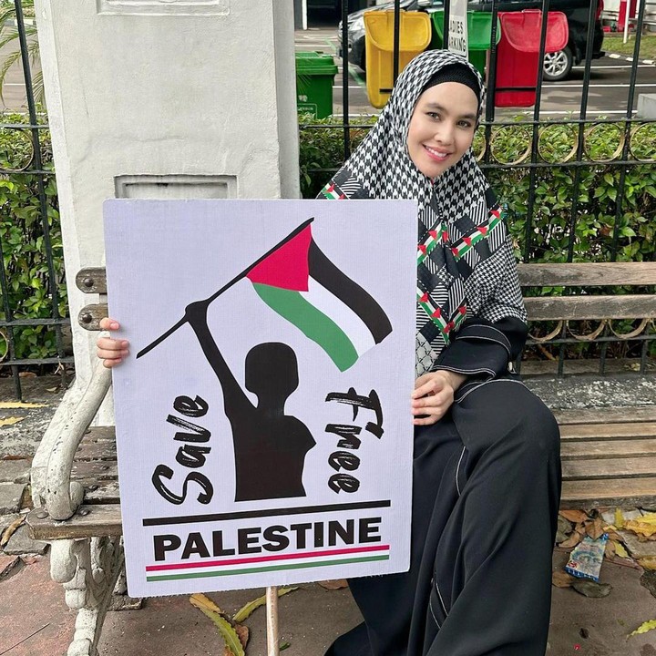 <p>Artis yang juga hadir di aksi bela Palestina ini adalah Kartika Putri. Istri Habib Usman bin Yahya ini mengenakan baju bernuansa hitam dengan jilbab bercorak bendera Palestina. Dalam unggahan di Instagram, Kartika menulis, "Kita wajib bergerak sekecil apa pun itu sangat berarti. Jangan berhenti viralkan berita tentang Palestine. Lakukan apa pun untuk Palestina." (Instagram @kartikaputriworld)</p>