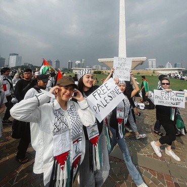 Aksi Rebecca Klopper Ikut Demo Bela Palestina Bareng Aaliyah Dituding Main Kubu-kubuan