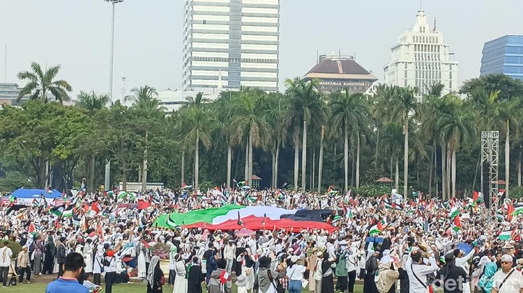 Bendera raksasa Palestina dibentangkan di Monas. (Wildan/detikcom) Bendera raksasa Palestina dibentangkan di Monas. (Wildan/detikcom)