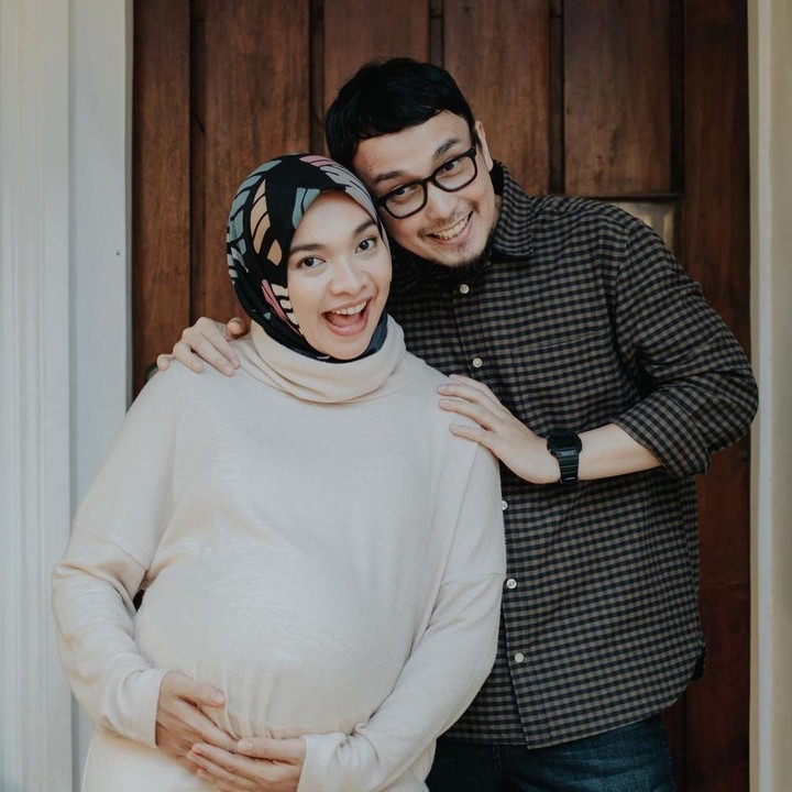 <p>Sejak menikah, baik Dimas atau Tika, masih aktif berakting di layar lebar dan layar kaca. Saat hamil, Tika bahkan sempat ikut dalam judul sinetron kejar tayang, Bunda. (Foto: Instagram @tikabravani/ @dimsad77)</p>