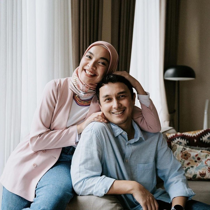 <p>Aktor Dimas Aditya berperan sebagai Karim dalam serial Netflix berjudul <em>Gadis Kretek.</em> Di luar urusan akting, Dimas adalah suami dari aktris Tika Bravani, Bunda. (Foto: Instagram @tikabravani/ @dimsad77)</p>