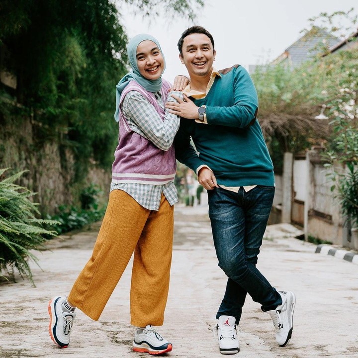 <p>Di waktu luang, pasangan ini tetap menyediakan waktu untuk<em> quality time</em>. Selain dengan pasangan, <em>quality time</em> juga banyak dihabiskan dengan keluarga. (Foto: Instagram @tikabravani/ @dimsad77)</p>