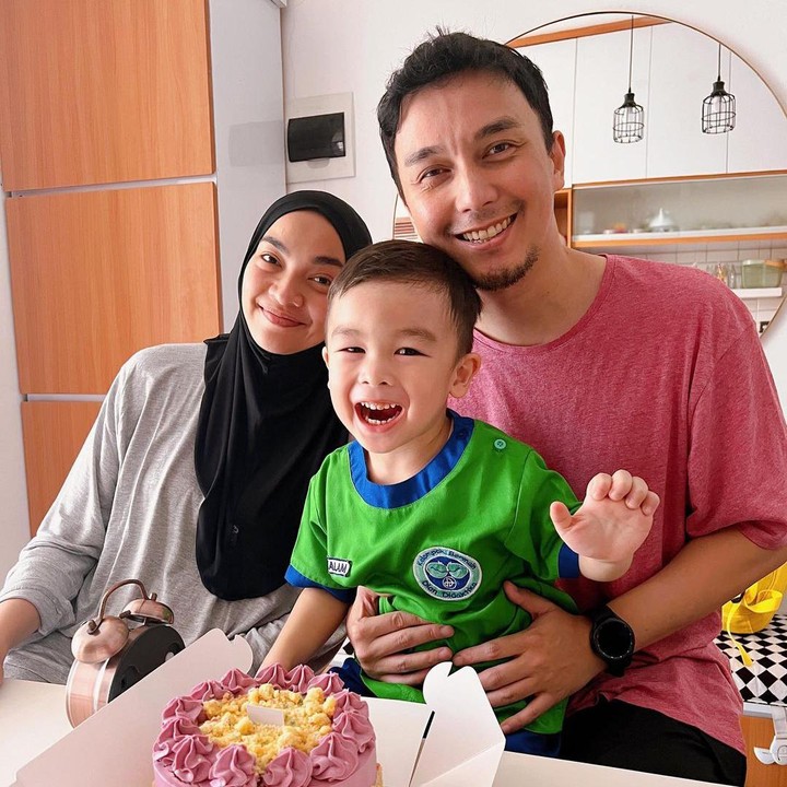 <p>Dimas dan Tika dikaruniai seorang anak laki-laki pada Februari 2020, Bunda. Perjuangan pasangan ini untuk memiliki momongan tak mudah. Pasalnya, Tika sempat didiagnosis mengalami PCOS. (Foto: Instagram @tikabravani/ @dimsad77)</p>