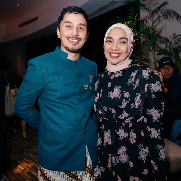 <p>Sebagai sesama aktor, pasangan ini memang selalu mendukung karier satu sama lain. Belum lama ini, Tika bahkan ikut hadir ke acara premier <em>Gadis Kretek</em>, mendampingi sang suami yang berperan sebagai Karim. (Foto: Instagram @tikabravani/ @dimsad77)</p>