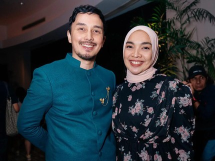 7 Potret Pemeran Karim 'Gadis Kretek' Dimas Aditya & Istri Tika Bravani, Awet Nikah 7 tahun