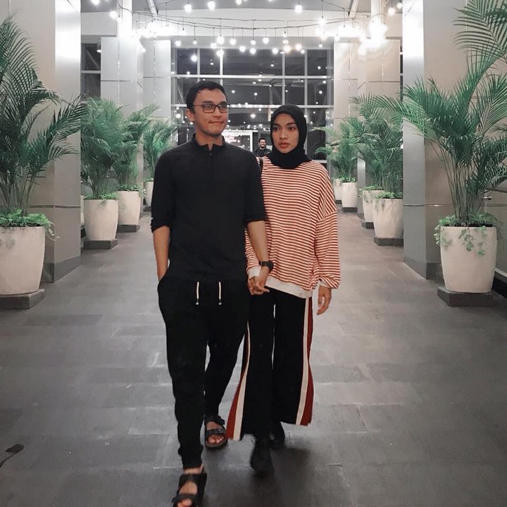 <p>Dimas resmi mempersunting Tika pada 7 Agustus 2016. Keduanya dikabarkan sudah menjalin kasih selama dua tahun sebelum memutuskan menikah. (Foto: Instagram @tikabravani/ @dimsad77)</p>