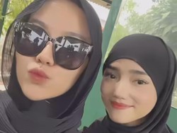 Ketika Fuji Sapa dan Foto Bareng Mayang Usai Ziarah Makam Vanessa Angel-Bibi