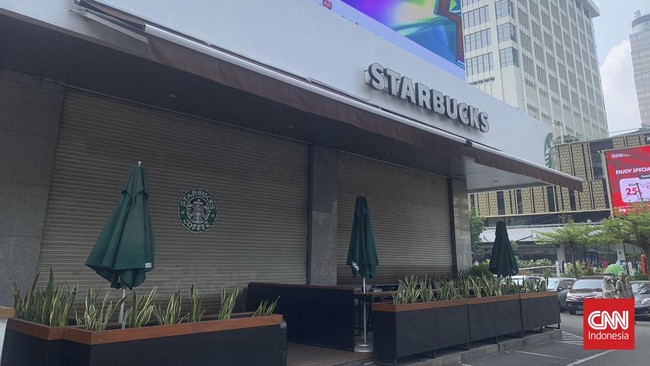 Gerai Starbucks dan McDonald's di kawasan M.H Thamrin, Jakarta Pusat, tutup bersamaan dengan Aksi Bela Palestina yang berlangsung di Monas, Minggu (5/11) pagi.