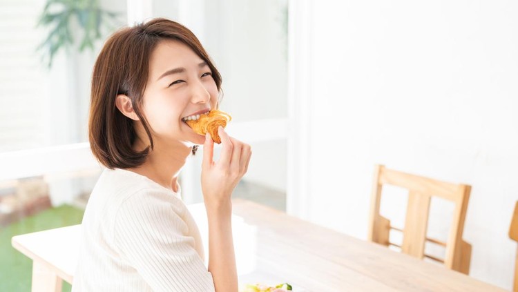 Illustrasi makan croissant