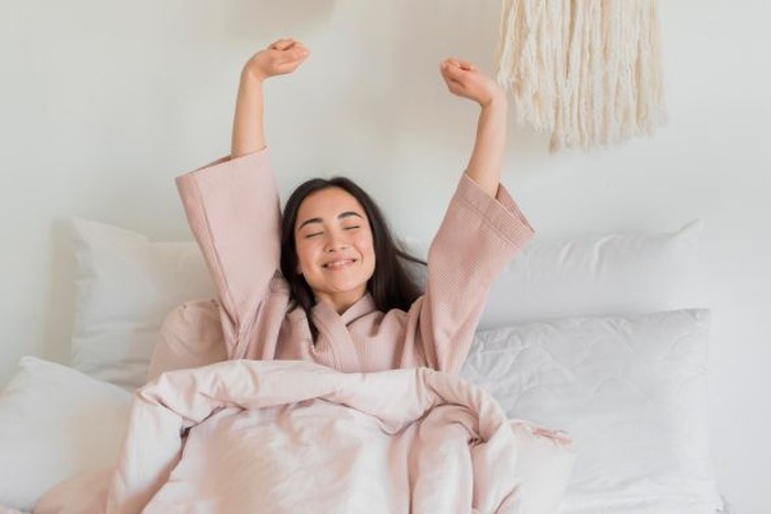 Ilustrasi Perempuan Bangun Tidur/Foto: Freepik/Freepik 5 Manfaat Minum Susu Sebelum Tidur untuk Orang Dewasa