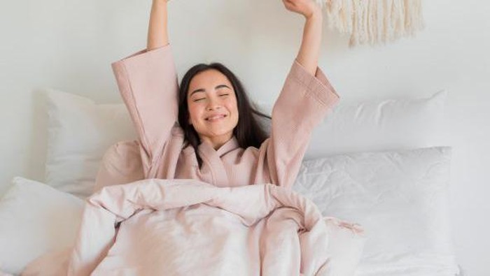 Ilustrasi Perempuan Bangun Tidur/Foto: Freepik/Freepik
