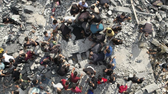 Palestinians look for survivors of the Israeli bombardment in the Maghazi refugee camp in the Gaza Strip on Sunday, Nov. 5, 2023. (AP Photo/Hatem Moussa)