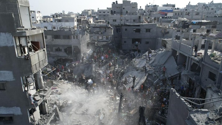 Palestinians look for survivors of the Israeli bombardment in the Maghazi refugee camp in the Gaza Strip on Sunday, Nov. 5, 2023. (AP Photo/Hatem Moussa)