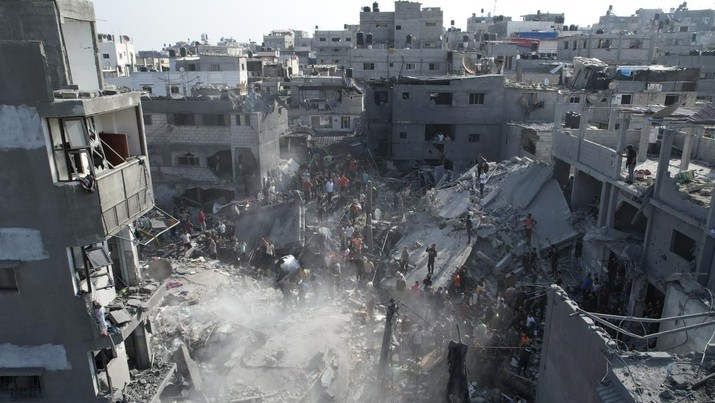 Israel Palestinians Palestinians look for survivors of the Israeli bombardment in the Maghazi refugee camp in the Gaza Strip on Sunday, Nov. 5, 2023. (AP Photo/Hatem Moussa)