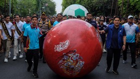 FOTO: Erick dan Gibran Ramaikan Kirab Trofi Piala Dunia U-17 di Solo