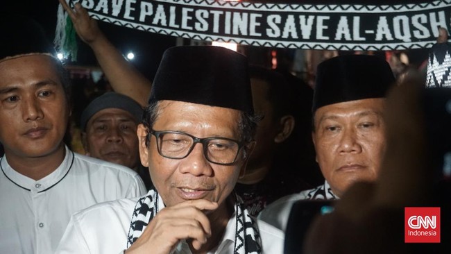 Cawapres Mahfud MD menyebut golongan atas sering kali mempersulit masyarakat, seperti soal masalah izin yang berlarut jika tak diberi uang.