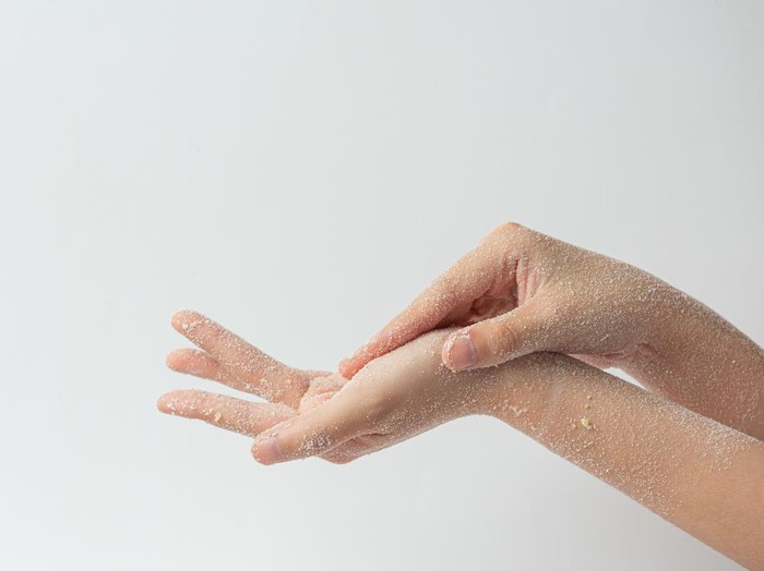 Melakukan eksfoliasi satu hingga dua kali dalam seminggu