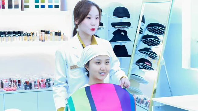 Tren ini mencuat lagi setelah banyak pengguna mencoba tes personal color berbasis AI yang bisa memberikan hasil instan hanya dari foto.