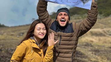 Baru Pacaran, Nathalie Holscher Dilamar Ladislao Kekasih Bule di Gunung Gede