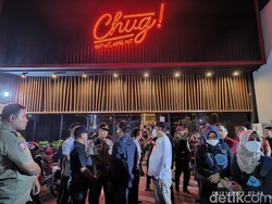 Satpol PP Segel Chug Cafe Surabaya karena Tak Kantongi Izin