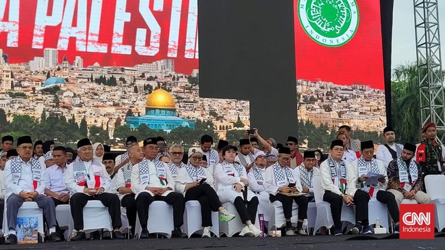 Sejumlah tokoh politik mulai dari Ketua DPR Puan Maharani hingga Bacapres Anies Baswedan menghadiri aksi bela Palestina di Monas, Jakarta Pusat, Minggu (5/11).