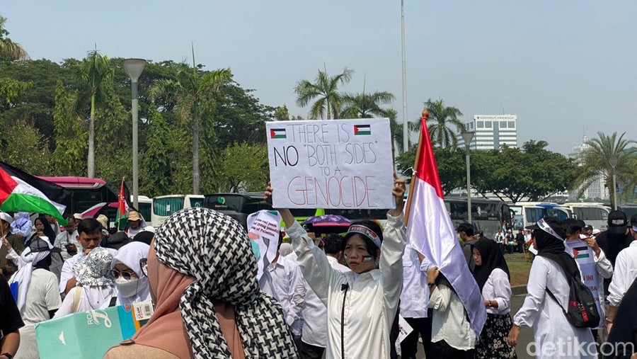 Ragam poster dukung Palestina hingga kutuk Israel mewarnai aksi bela Palestina di Monas (Devi/detikcom)