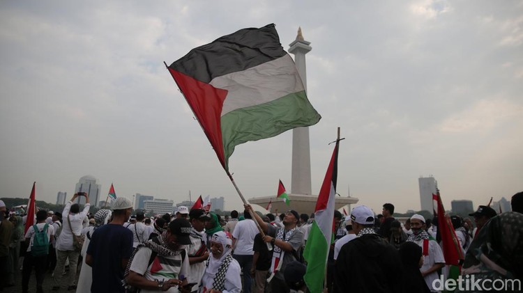 Ratusan Ribu Massa Aksi Bela Palestina Penuhi Monas Massa memadati kawasan Monas, Jakarta Pusat di aksi bela Palestina. Bendera raksasa Palestina dibentangkan massa.