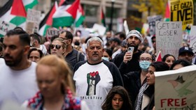 FOTO: Ribuan Massa Pro Palestina Banjiri Jalanan Ibu Kota AS