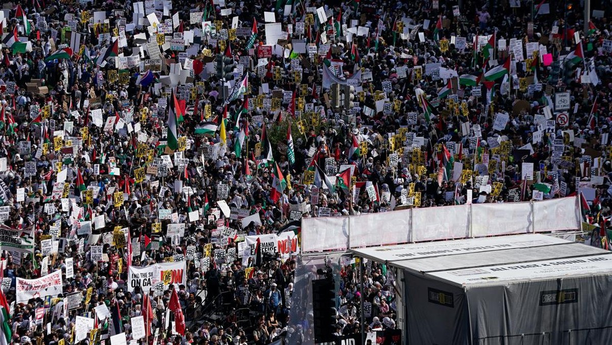 FOTO: Ribuan Massa Pro Palestina Banjiri Jalanan Ibu Kota AS
