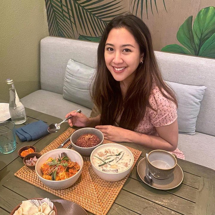 <p>Berlibur ke Bali, Sherina tak hanya menikmati makan di ruangan terbuka dengan pemandangan indah. Ia juga sempat kulineran makanan vegetarian lainnya, Bunda. (Foto: Instagram @sherinamunaf)</p>