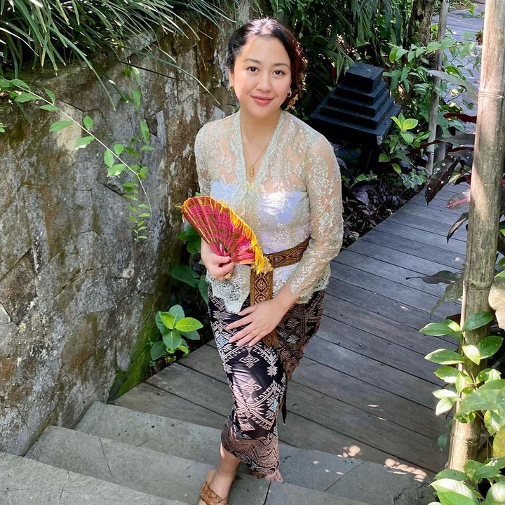 <p>Sherina sepertinya tak ingin menyia-nyiakan quality time sendiri di Bali. Selain kulineran, ia juga mencoba pakaian adat Bali, Bunda. (Foto: Instagram @sherinamunaf)</p>
