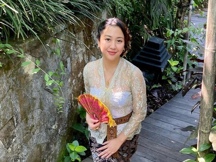 Intip Potret Cantik Sherina Kenakan Pakaian Adat Bali saat Me Time di Ubud