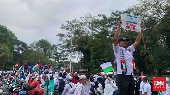 Massa aksi bela Palestina meneriakkan kemerdekaan bagi Palestina dan takbir di depan Kantor Kedutaan Besar Amerika Serikat, Jakarta, Minggu (5/11) pagi.
